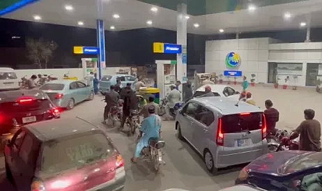 Pakistan’da yakıt krizi: Okullar tatil edildi, memura evden çalışma talimatı geldi