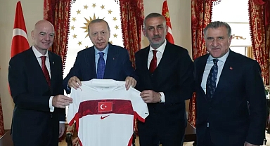 FIFA Başkanı'ndan Cumhurbaşkanı Erdoğan'a hediye forma ve dünya kupası sürprizi!