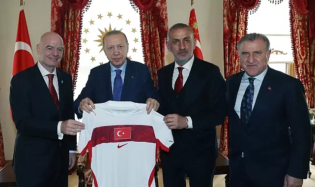 FIFA Başkanı'ndan Cumhurbaşkanı Erdoğan'a hediye forma ve dünya kupası sürprizi!
