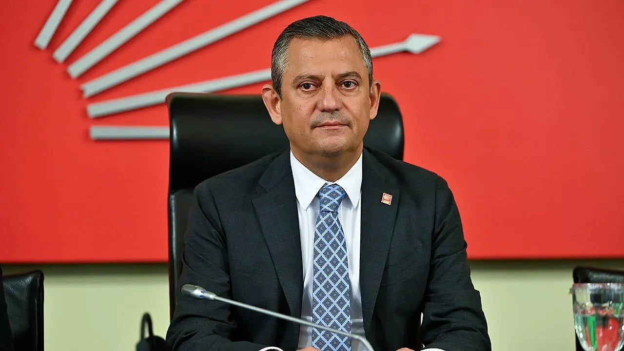 Nepotizm yeniden gündeme geldi: Özgür Özel 'gözünün yaşına bakmam' diyordu, torpille işe alım yaptırdığı ortaya çıktı