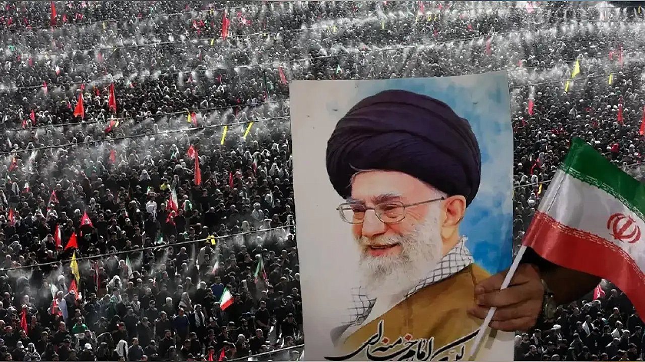 Tahran'da Hamaney'e son veda: Yüzbinler cenaze namazında buluştu