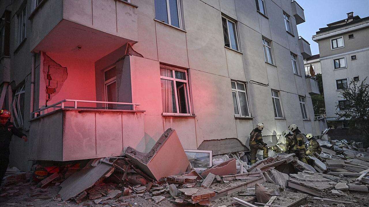 İstanbul'da 7 katlı bina çöktü: O anlar kamerada